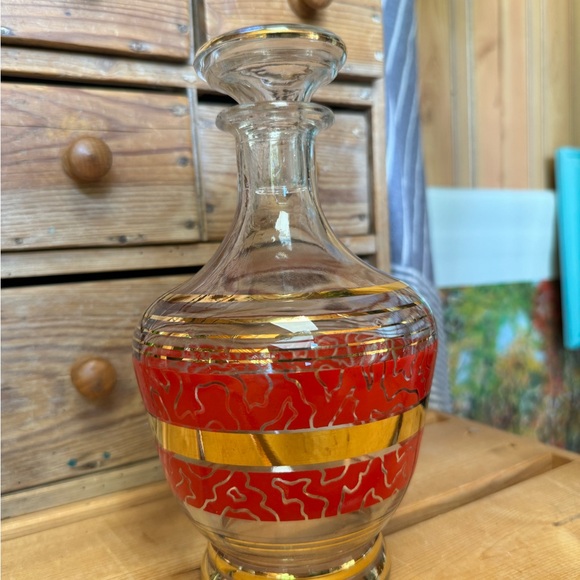 Chic MCM red and gold decanter with 6 shot glasses. - Picture 8 of 10